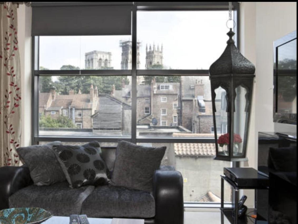 Churchill Two Bedroom Apartments With Free Parking And The Minster View York Ngoại thất bức ảnh