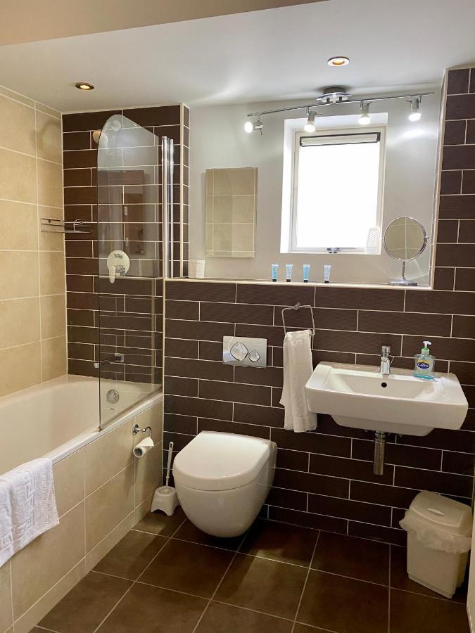 Churchill Two Bedroom Apartments With Free Parking And The Minster View York Ngoại thất bức ảnh